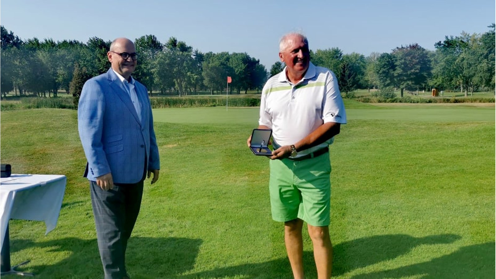 Claude Reid prend la pose avec Pierre Rochefort