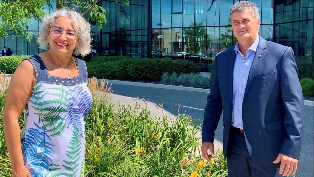 Claude DeBellefeuille aux côtés du père d'Émilie Sansfaçon, monsieur Louis Sansfaçon, candidat du Bloc Québécois dans la circonscription de Québec