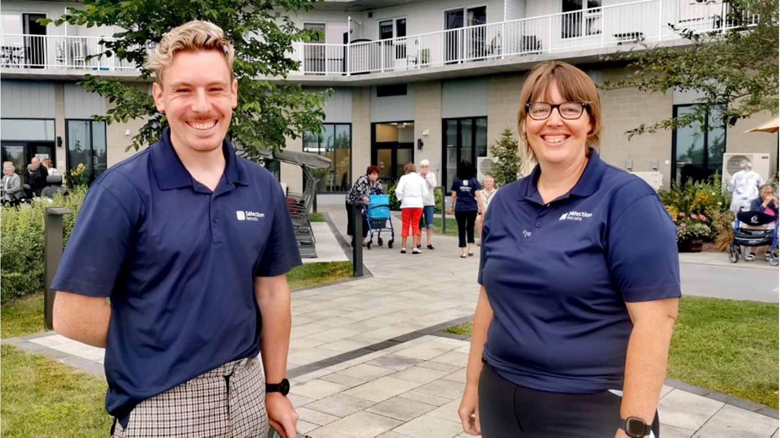 Patrick Hébert prend la pose avec sa remplaçante Mélanie Sauvé qui divertira dorénavant les résidents du Sélection Valleyfield
