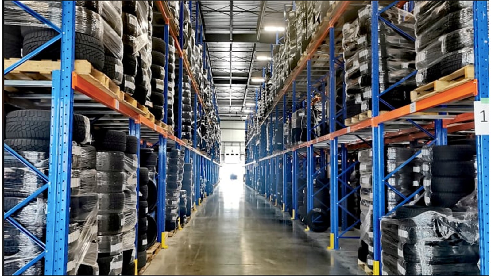 Des milliers de pneus de toutes sortes et de toutes les grandeurs sont entreposés dans les locaux de l'entreprise Canada Tire 