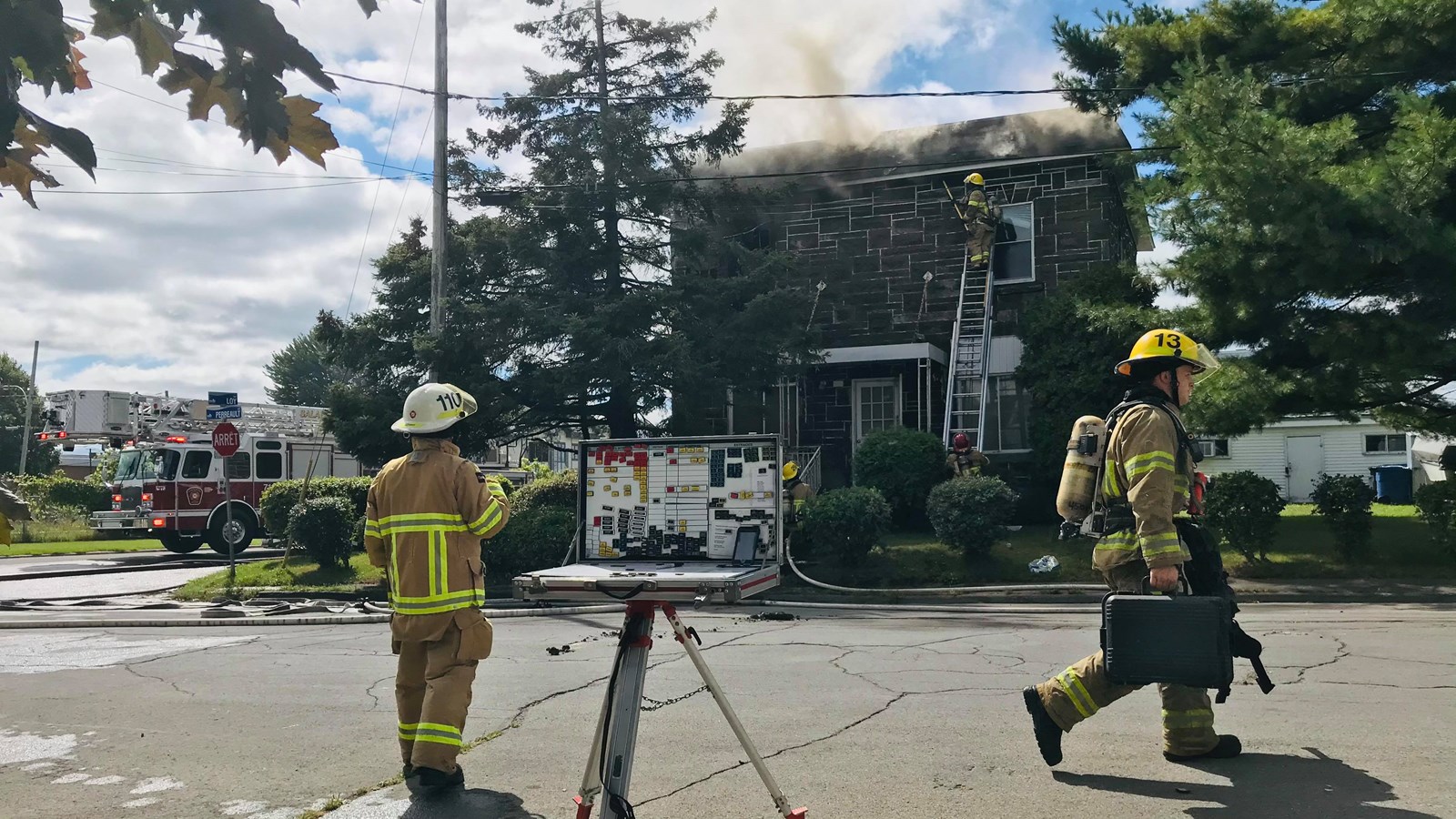Un incendie possiblement de nature criminelle fait des ravages sur la rue Perreault