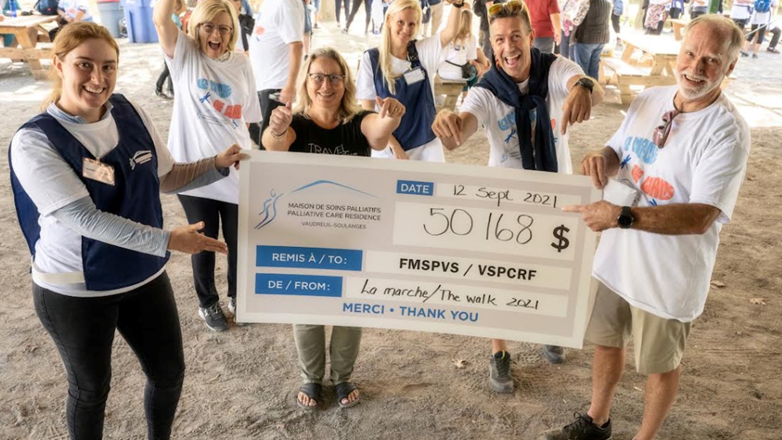 La permanence de la Maison de soins palliatifs de Vaudreuil-Soulanges prend la pose avec la somme amassée au terme de l'activité