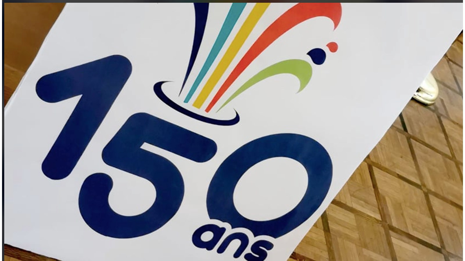 Pour donner le ton à cette année de grandes réjouissances, un logo a été conceptualisé, rappelant la célèbre fontaine qui prend place au parc Sauvé