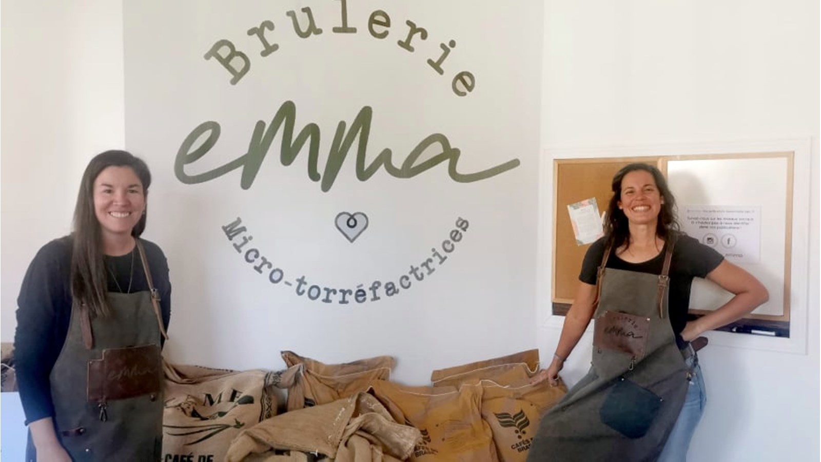 Les deux propriétaires de la Brulerie Emma, Marie-Ève Lavallée et Émilie Cabana prennent la pose au centre de leur local situé au 24 rue Saint-Louis