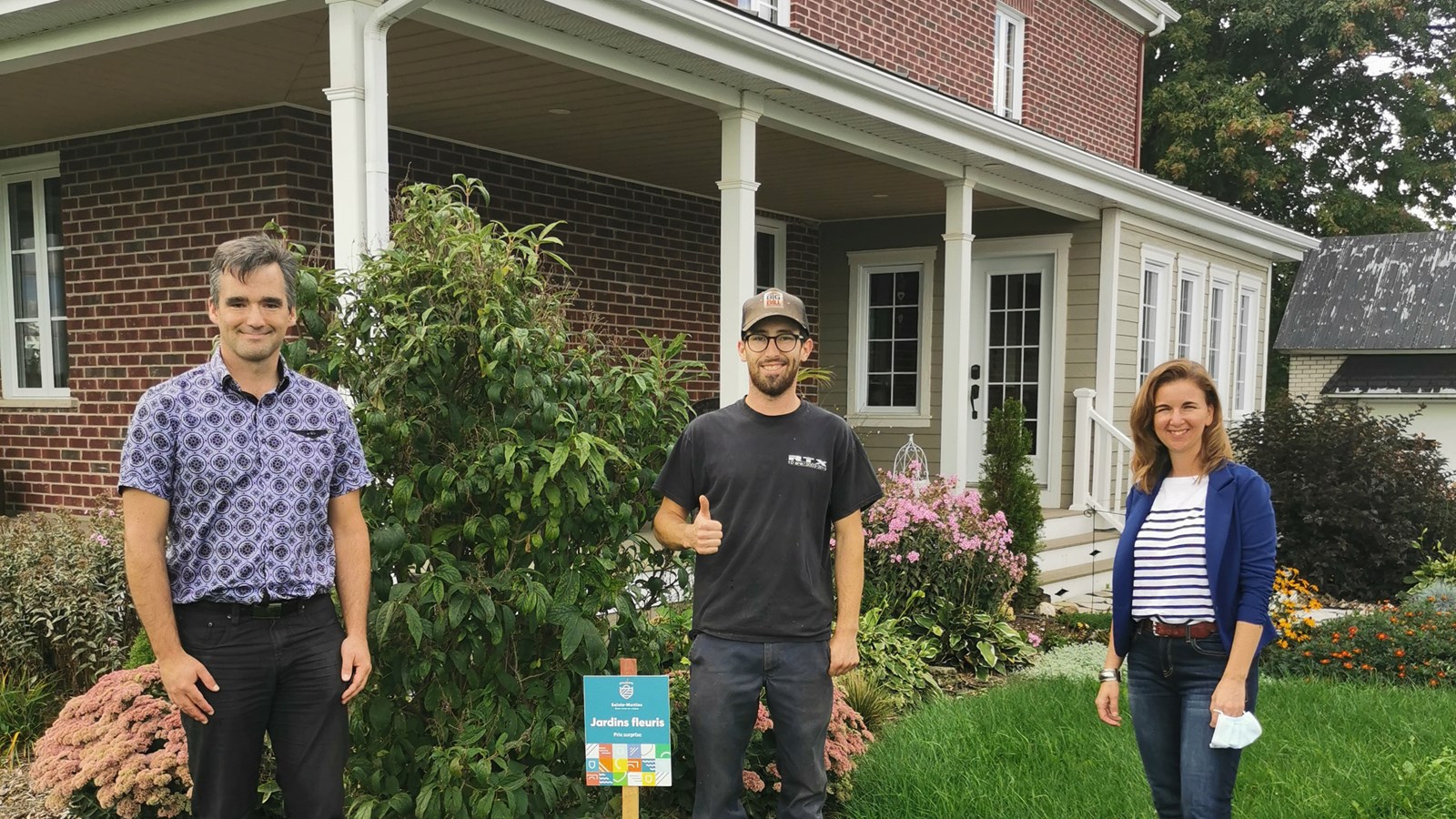 Jocelyne Proulx du 1452, route Saint-Jean-Baptiste Ouest, ici représentée par Alexandre Jodoin, remporte le 2e prix surprise remis à des non-participants 