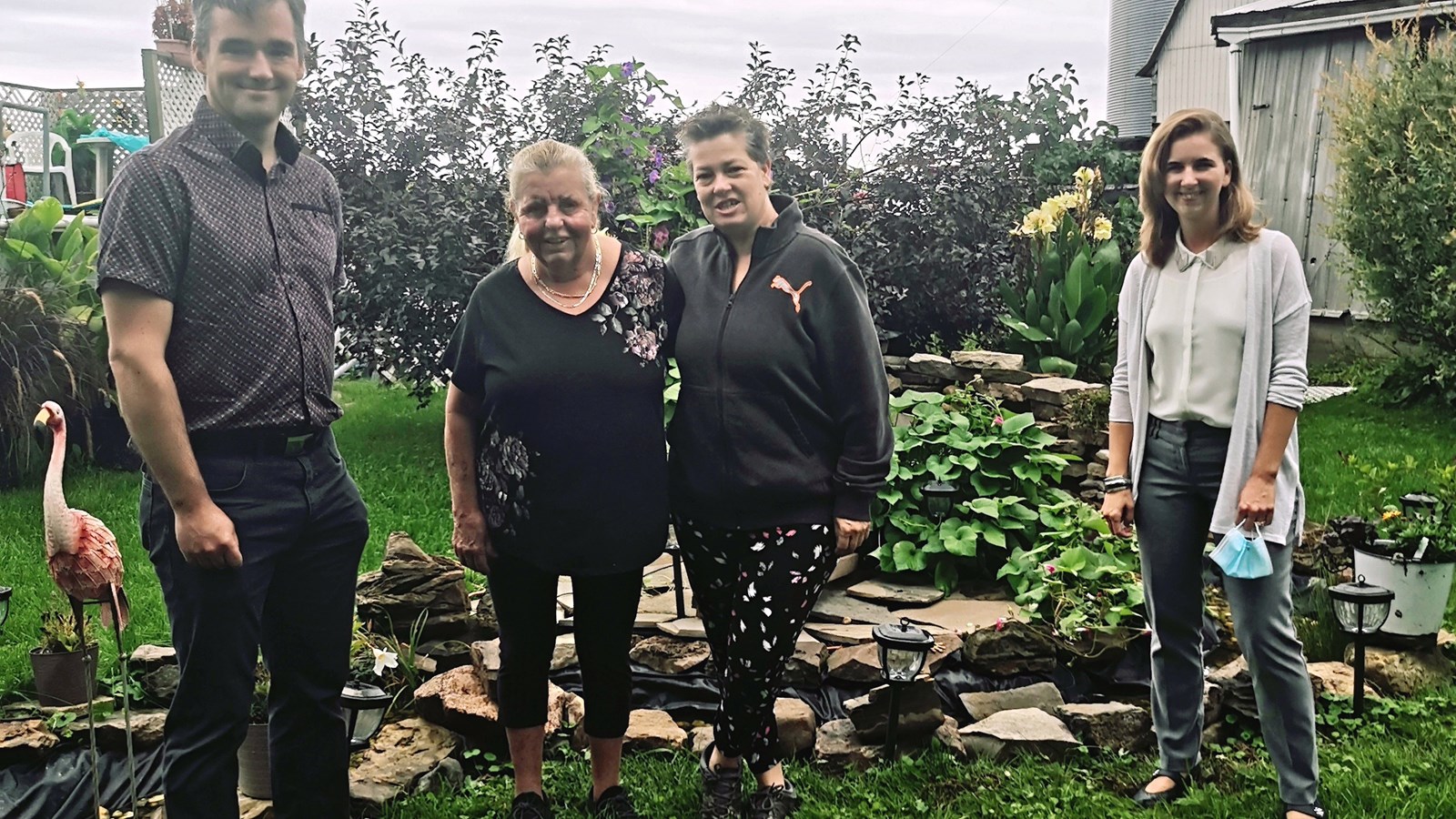 Rhonda Madsen du 140, rang Touchette, ici avec Cynthia Collier, remporte le 1er prix de la catégorie résidentielle 