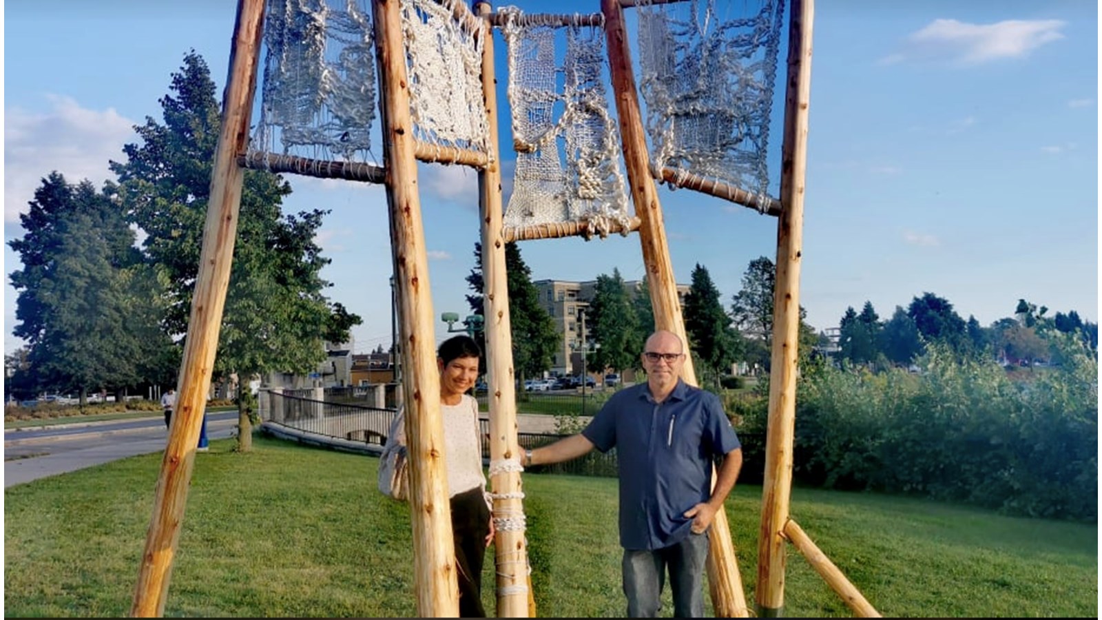 L'artiste Tina Struthers et Réjean Dumaresq, ébéniste prennent la pose devant leur oeuvre qui est située près de l'Hôtel Plaza à Salaberry-de-Valleyfield pour les prochains mois