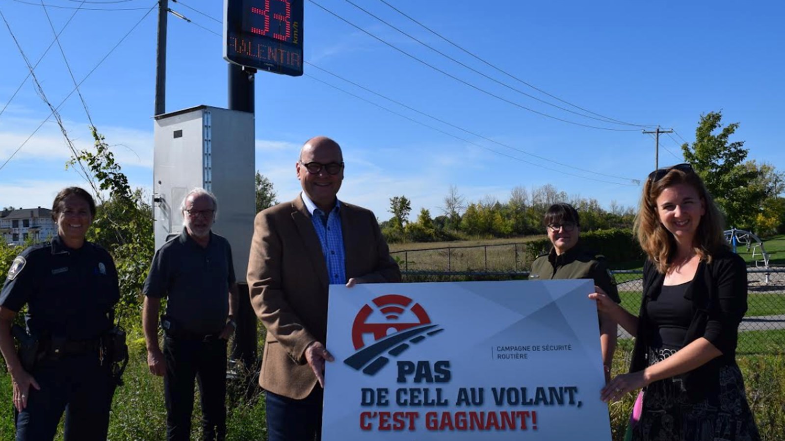 On reconnaît dans l’ordre l’agente à la prévention et relations médias au Service de Police de Châteauguay, Nathalie Langevin, Bruno Tremblay, maire de Beauharnois, le député du comté de Beauharnois, Claude Reid,  la coordonnatrice locale en police communautaire au Centre de services de la Sûreté du Québec à Salaberry-de-Valleyfield, Sandra Morin, et la préfète de la MRC de Beauharnois-Salaberry et mairesse de Sainte-Martine, Maude Laberge.                               

 

