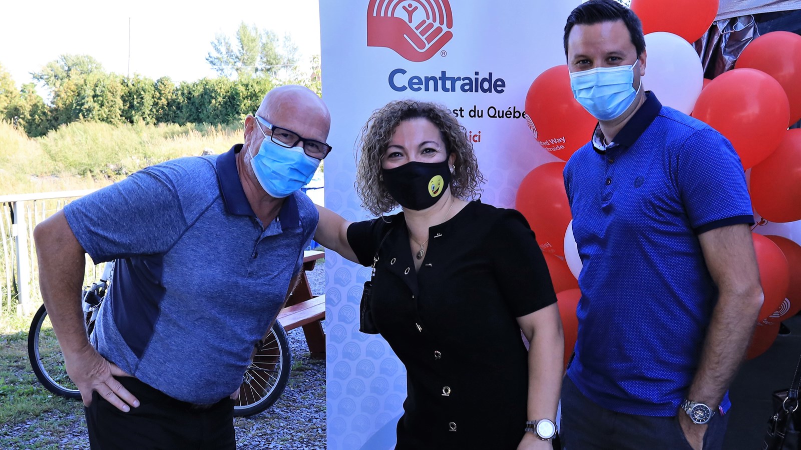 André Mercier et Maxime Chevrier prennent la pose avec Kim Barrette, directrice générale par intérim de Centraide Sud-Ouest.