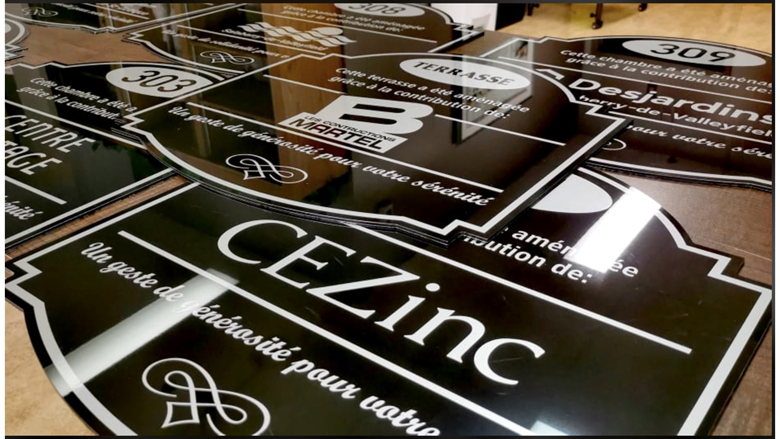Des plaques comme celles-ci seront apposées à l'entrée des chambres rénovées aux soins palliatifs du Centre Dr. Aimé-Leduc pour rappeler la contribution des entreprises et organisations impliquées