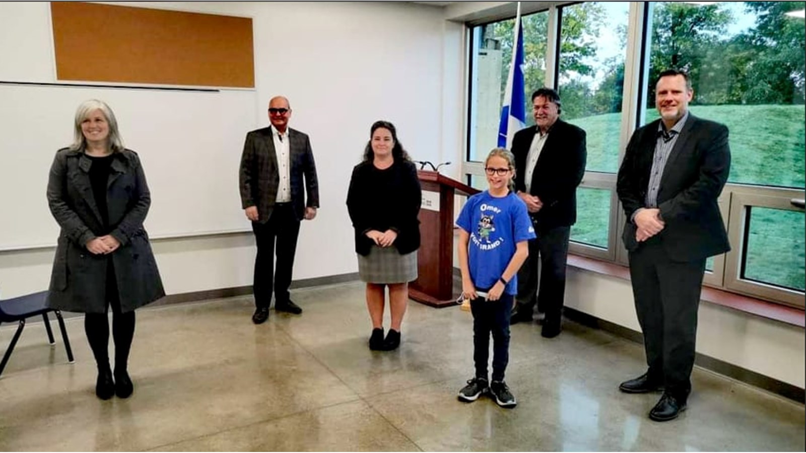 Sur la photo, on reconnaît le maire de Saint-Louis-de-Gonzague, Yves Daoust, le directeur général du CSSSVT, Marc Girard, le député Claude Reid et deux membres du personnel de l'école Omer-Séguin