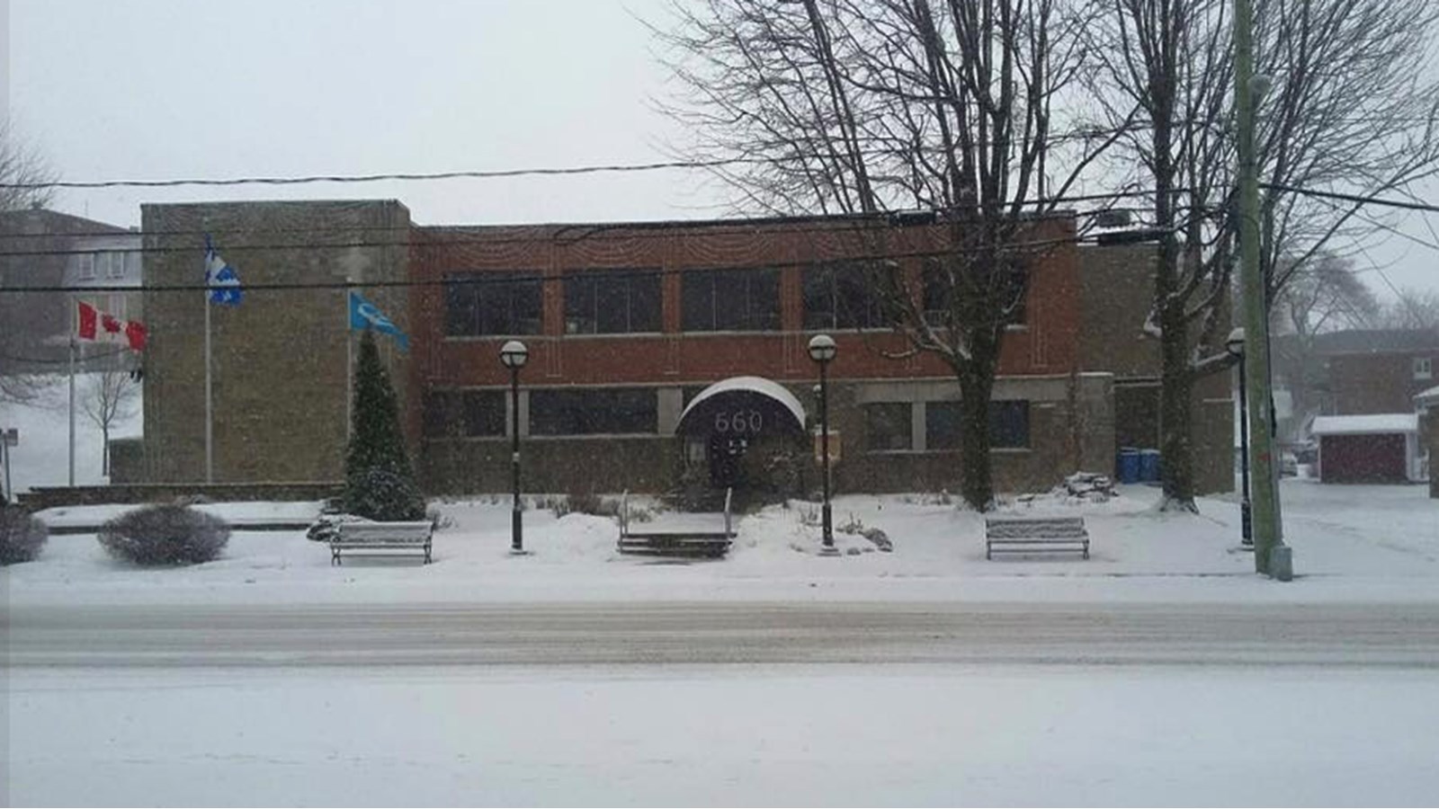 La Ville de Beauharnois a décidé de mettre en berne l'un des drapeaux qui figurent devant son hôtel de ville en mémoire de l'ancien maire décédé