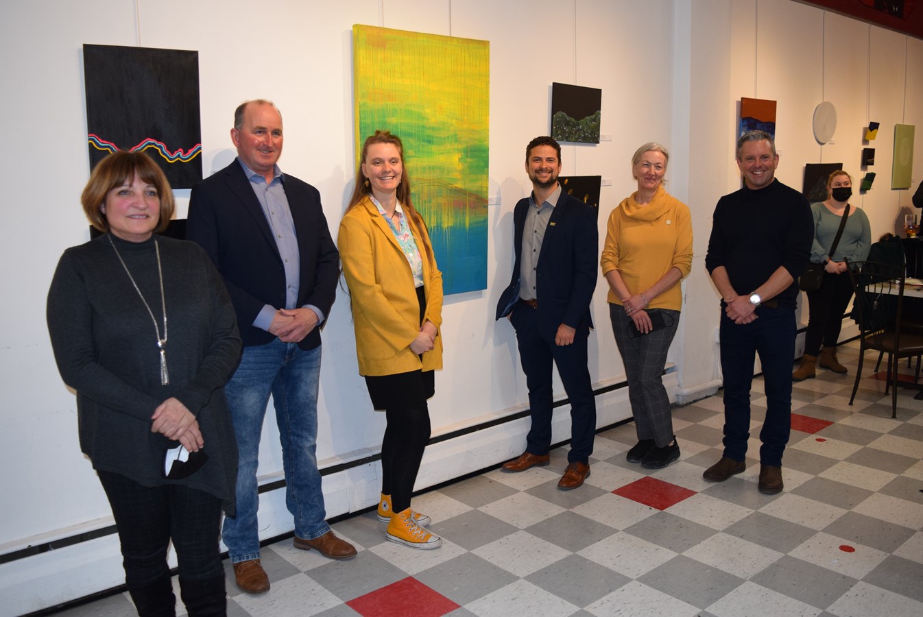 On reconnaît ici dans l’ordre, de gauche à droite, Mme Chantal Séguin, commissaire à l’exposition, M. Martin Dumaresq, maire de Saint-Étienne-de-Beauharnois, Mme Gabrielle Lalonde, artiste, M. Miguel Lemieux, préfet de la MRC de Beauharnois-Salaberry et maire de Salaberry-de-Valleyfield, Mme Chloé Hutchison, vice-présidente du Conseil des arts et de la culture de Vaudreuil-Soulanges (CACVS) et mairesse de Hudson, ainsi que M. Jean-François Gendron, représentant élu au sein du Conseil de la Culture de la MRC et maire de Saint-Stanislas-de-Kostka. Tous ces gens sont photographiés auprès de l’œuvre (au centre) de l’artiste intitulée « Pluie acide ».