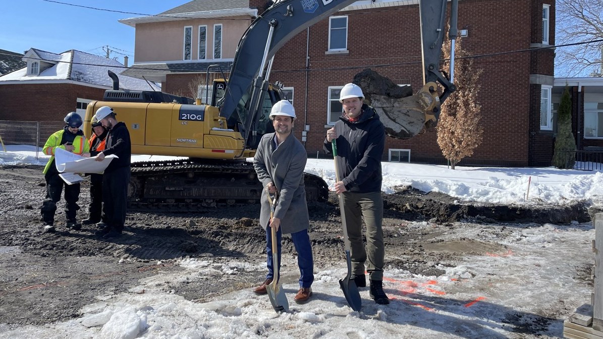 Le maire de Salaberry-de-Valleyfield, Miguel Lemieux et l'entrepreneur, Charles Déry.