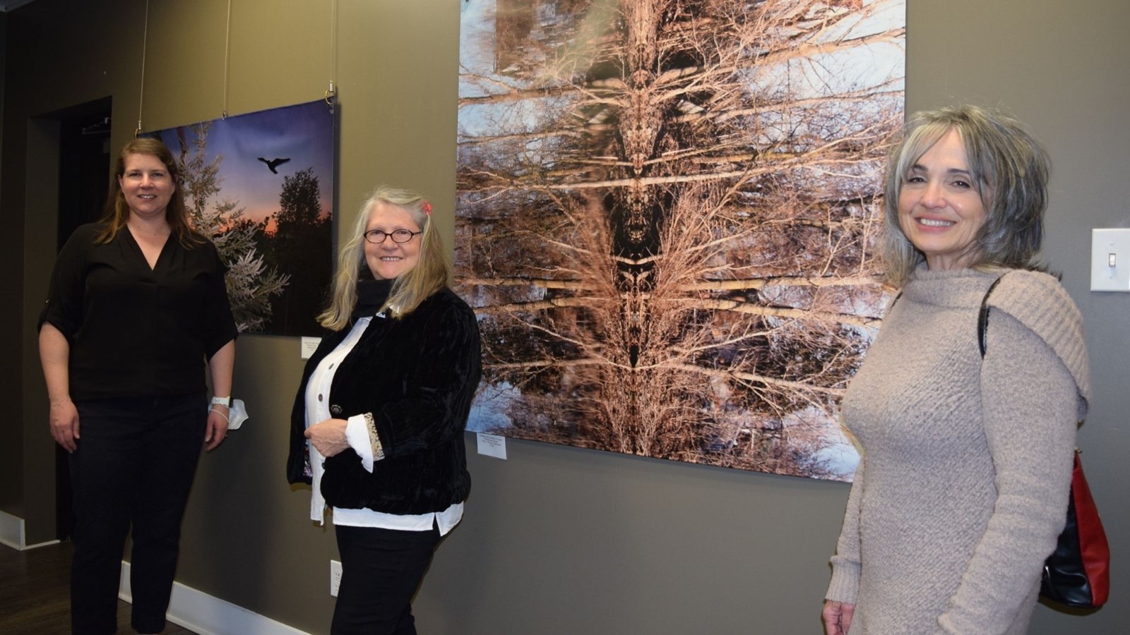 Catherine Parent, coodonnatrice au développement culturel à la MRC de Beauharnois-Salaberry, l’artiste Louise Page, ainsi qu’Éveline Boulanger, membre du Conseil de la Culture de la MRC