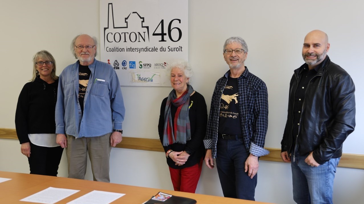 De gauche à droite :  Annette Herbeuval, présidente du Conseil central Montérégie-CSN, Pierre LaGrenade président de COTON-46, Anne-Marie Daoust représentante de l'AREQ-Suroît, Daniel Mallette président du conseil régional Suroît-FTQ et Dominic Hébert du Syndicat de Champlain-CSQ, section Salaberry.