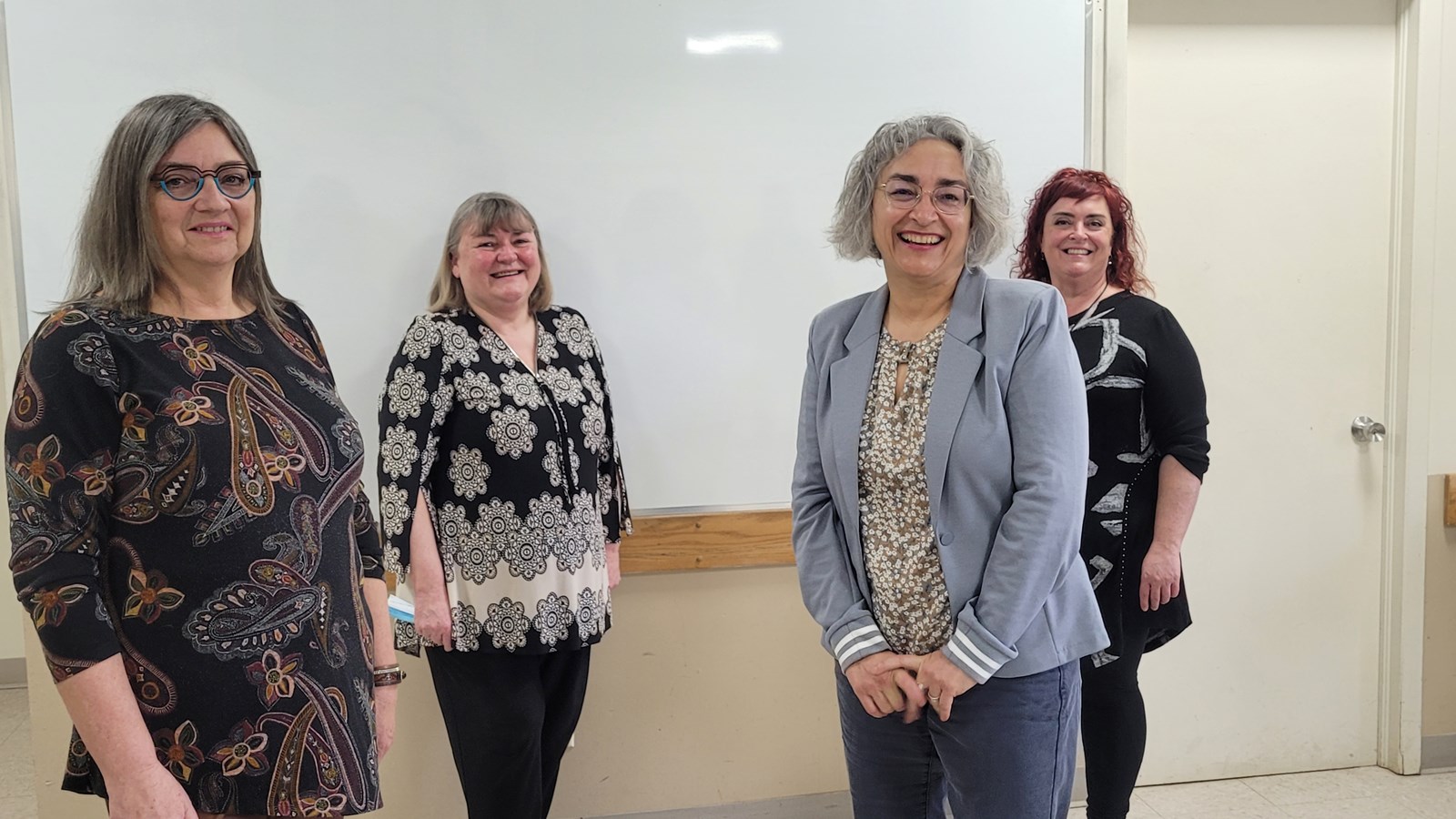 De gauche à droite : Une bénévole accompagnée de Claire Melançon, directrice du Centre d'action bénévole de Valleyfield, Claude DeBellefeuille, députée fédérale de Salaberry-Suroît
et Cathie Daoust, agente de développement au Centre d'action bénévole de Valleyfield