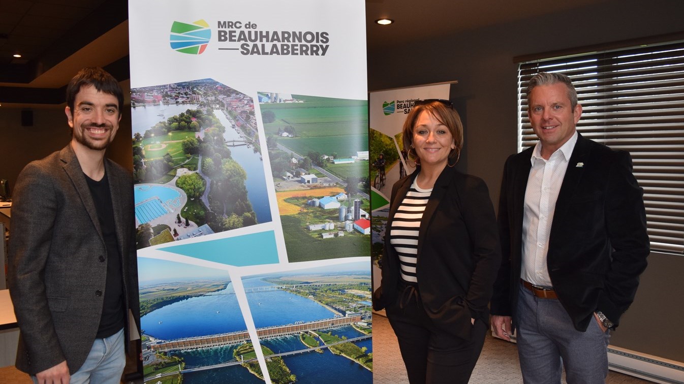 M. Éric Filiatrault, président du Conseil de la Culture de la MRC , Mme Éliane Galipeau, Directrice générale de la Chambre de Commerce et d’industrie Beauharnois-Valleyfield-Haut-St-Laurent, organisme récipiendaire pour l’activité « Les Mardis en musique » et M. Jean-François Gendron, représentant élu de la MRC au sein du Conseil de la Culture et maire de Saint-Stanislas-de-Kostka.
