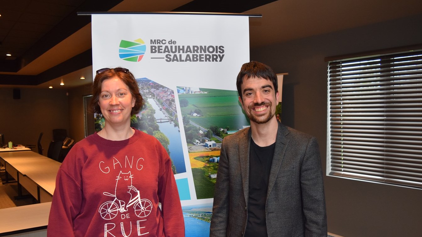 Mme Émilie Fortier de La Factrie Café culturel, organisme récipiendaire pour le projet « Factrie Fest » et M. Éric Filiatrault, président du Conseil de la Culture de la MRC.