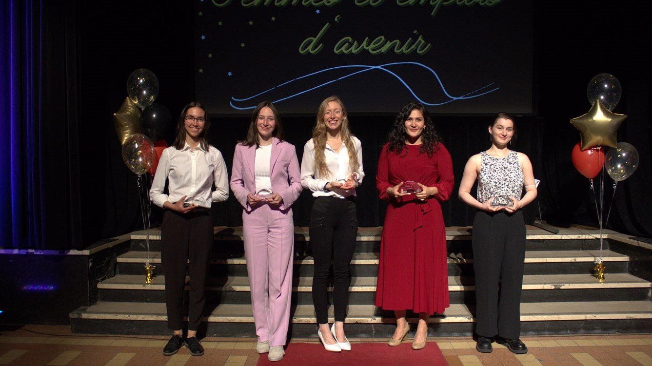 Les cinq lauréates : Fernanda Munoz Torres (Génie électrique), Marie-Ève Denizet (Génie électrique), Cassandra Poulin (Génie électrique), Éloise Guy (Génie mécanique) et Florence Charbonneau (Génie mécanique).