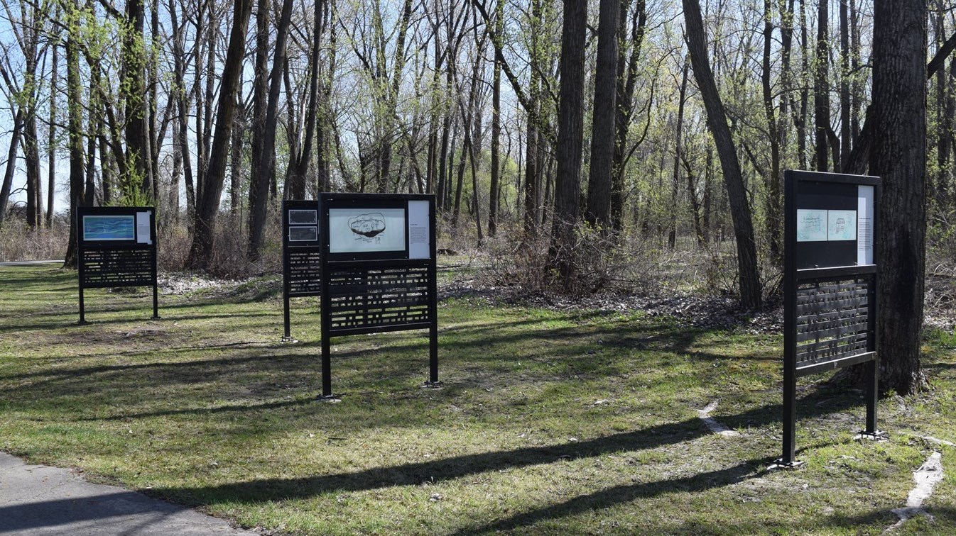Photo de l’exposition thématique « Les paysages humains / La maison » installée à Salaberry-de-Valleyfield dans le cadre du projet « Ces paysages qui nous habitent ».