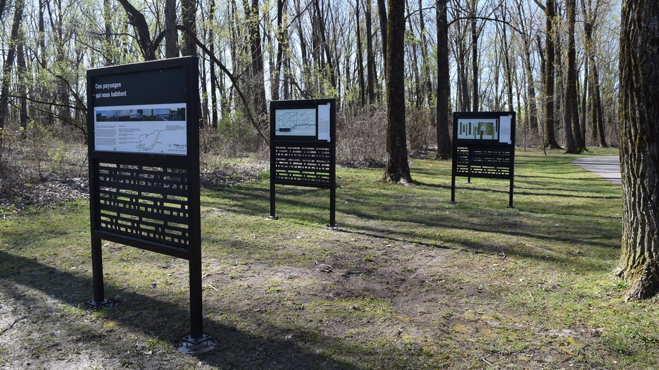 Photo de l’exposition thématique « Les paysages humains / La maison » installée à Salaberry-de-Valleyfield dans le cadre du projet « Ces paysages qui nous habitent ».