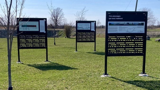 Photo de l’exposition thématique « L’eau » installée à mi-chemin entre la Halte du Canal et la Halte des Plaisanciers à Saint-Stanislas-de-Kostka dans le cadre du projet « Ces paysages qui nous habitent ».