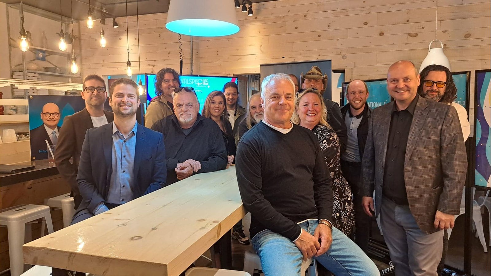 On reconnaît sur la photo, le maire de Salaberry-de-Valleyfield, Miguel Lemieux et plusieurs artistes qui prendront part aux célébrations estivales.