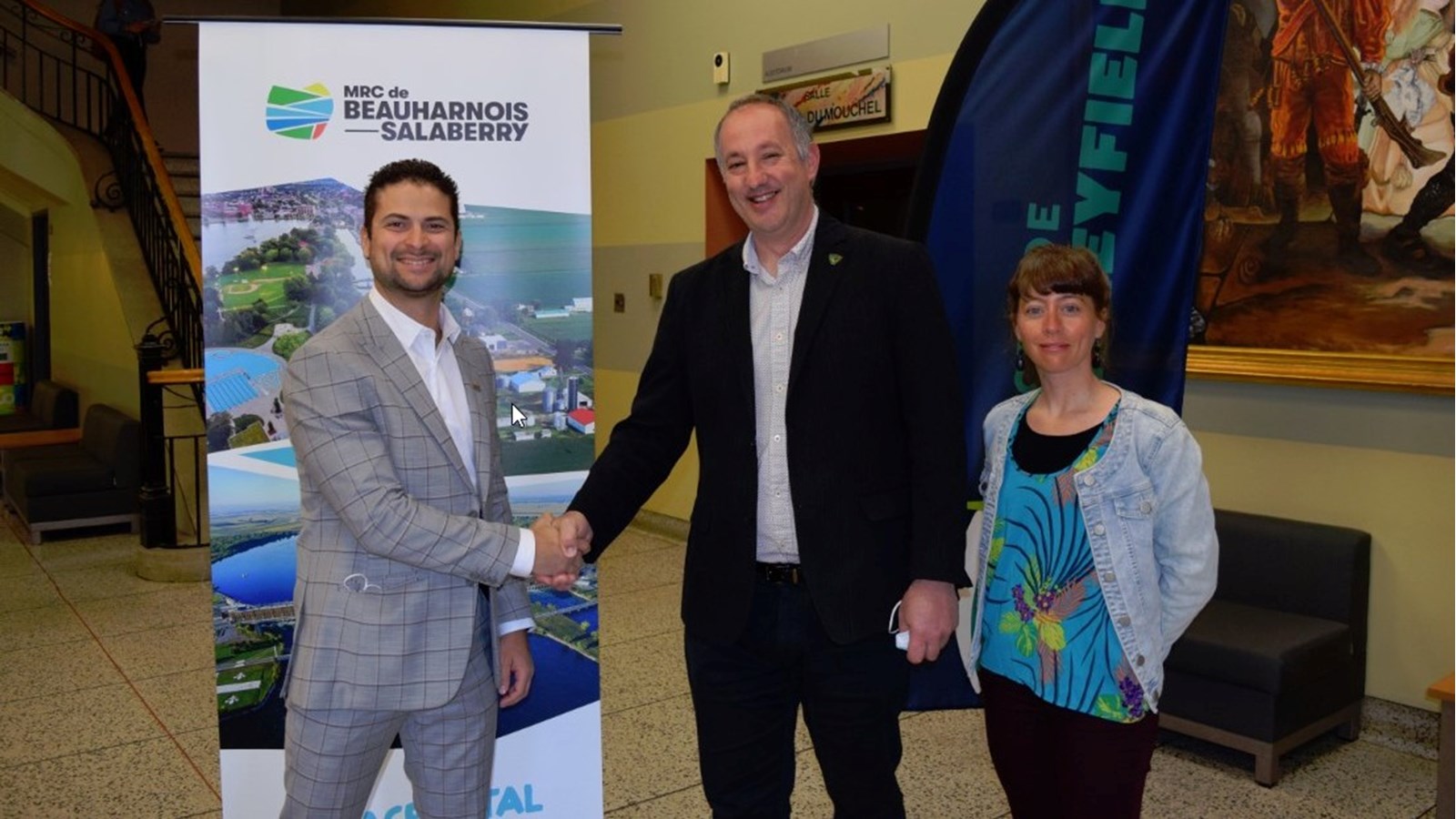 Le renouvellement de l’entente s’est confirmé en présence de M. Miguel Lemieux, préfet de la MRC de Beauharnois-Salaberry et maire de Salaberry-de-Valleyfield, M. Sylvain Legoux, directeur des services administratifs du Cégep de Valleyfield, ainsi que de Mme Amélie Delisle, technicienne en loisirs du Cégep - volets environnement et plein air.