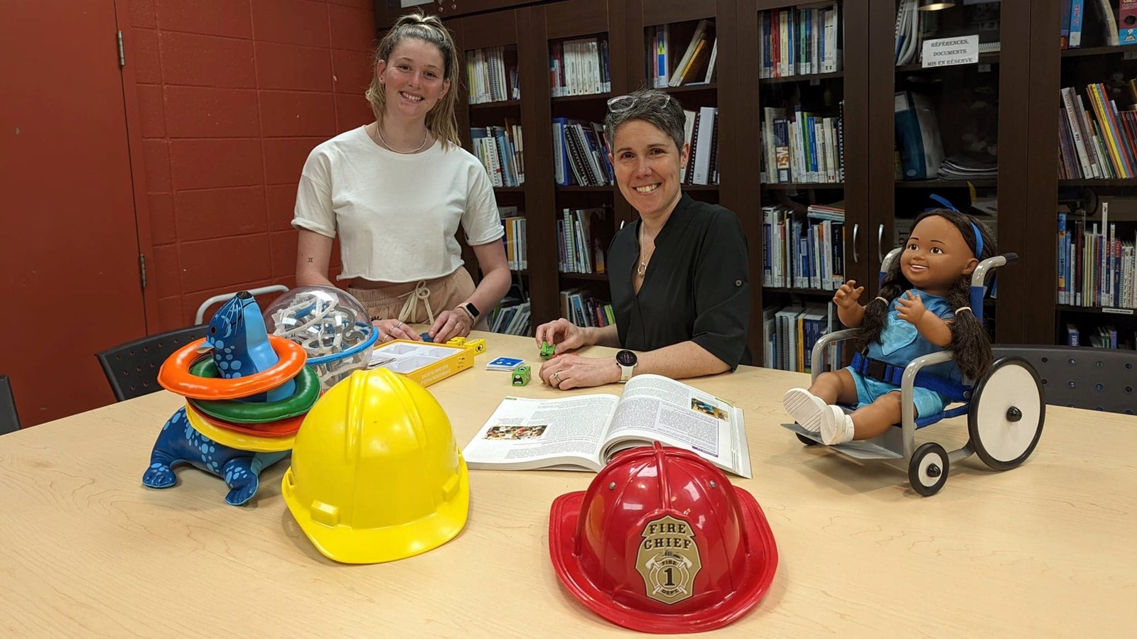 Janika, finissante du programme Techniques d'éducation à l'enfance prend la pose avec la Coordonnatrice et enseignante en Techniques d’éducation à l’enfance au Cégep de Valleyfield, Maryse Lafrance dans la mathériathèque