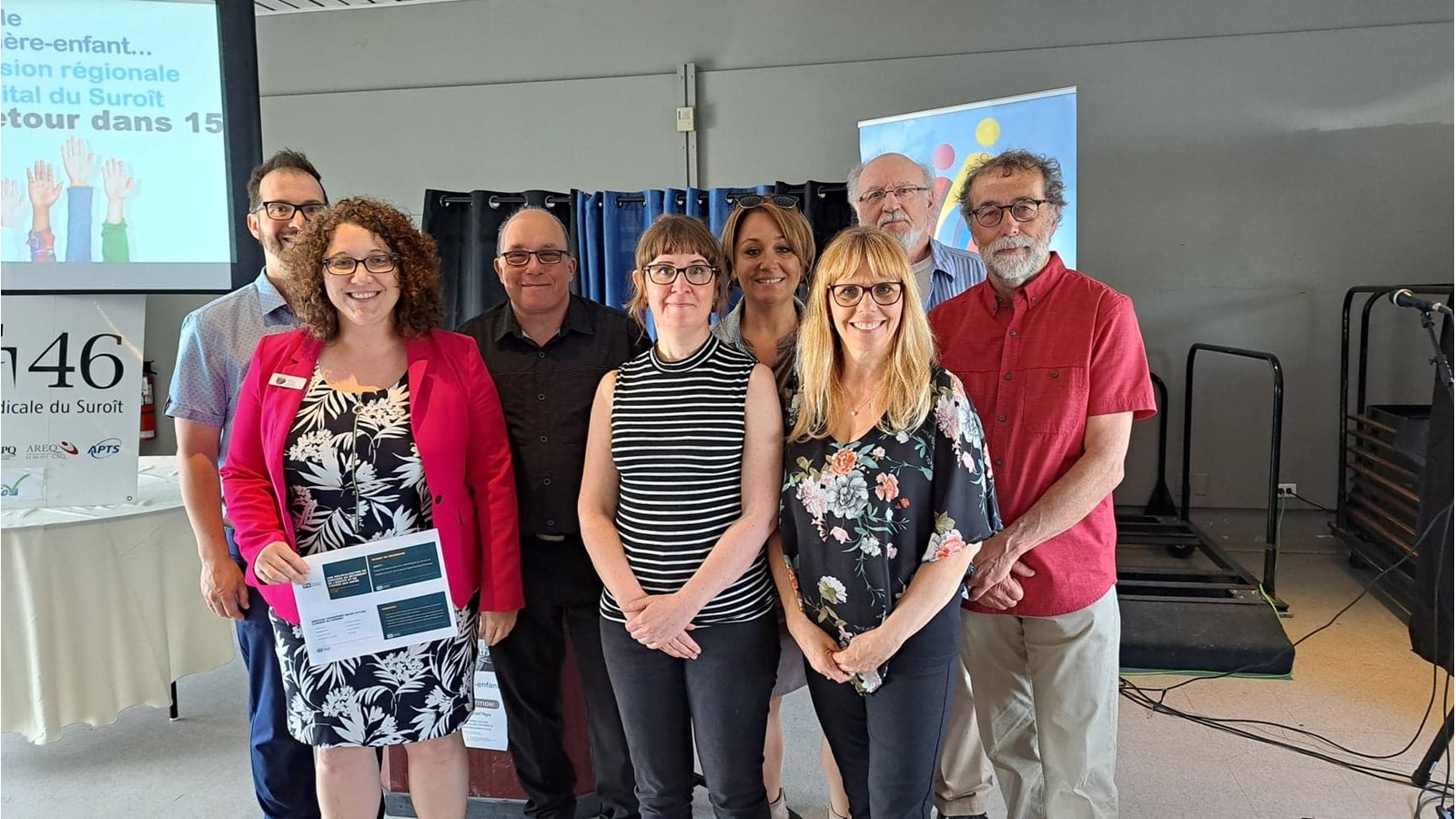 Les membres du Comité Sauvons le Centre mère enfant prennent la pose avec Anne Plourde, chercheuse à l'IRIS qui a présenté les résultats préliminaires de l'étude d'impact.