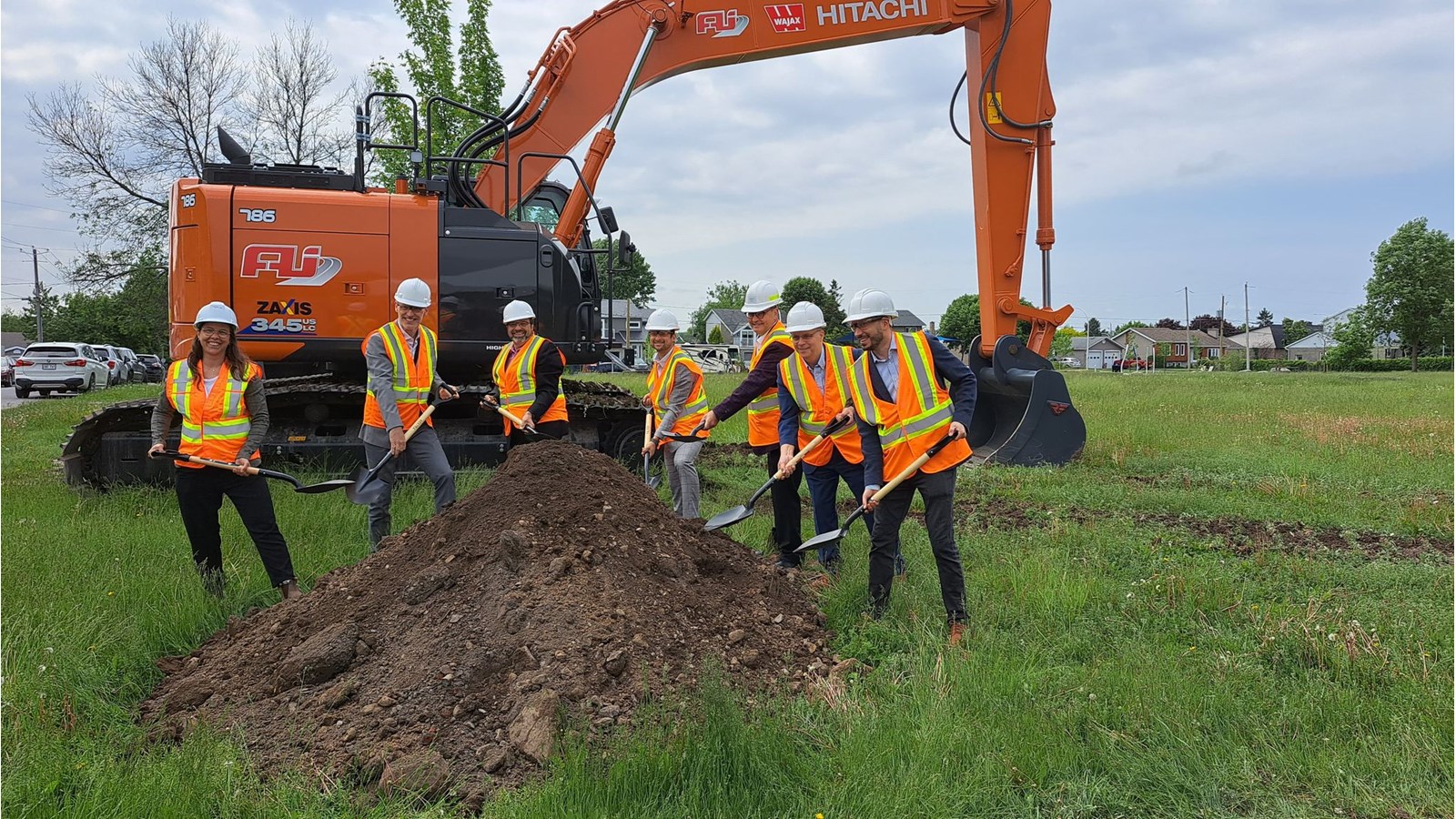 Sur la photo, on retrouve le député de Beauharnois, Claude Reid avec le président directeur général du CISSSMO, Philippe Gribeauval et les représentants de l'entrepreneur responsable du chantier