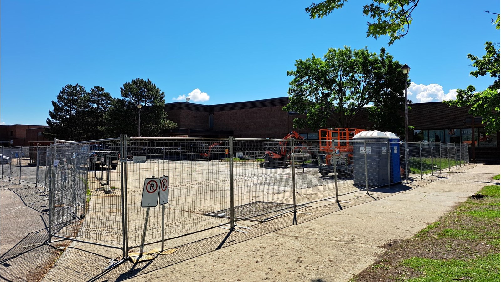 En plus d'accueillir des unités modulaires temporaires, la polyvalente de la Baie St-François fait l'objet de travaux d'agrandissement
