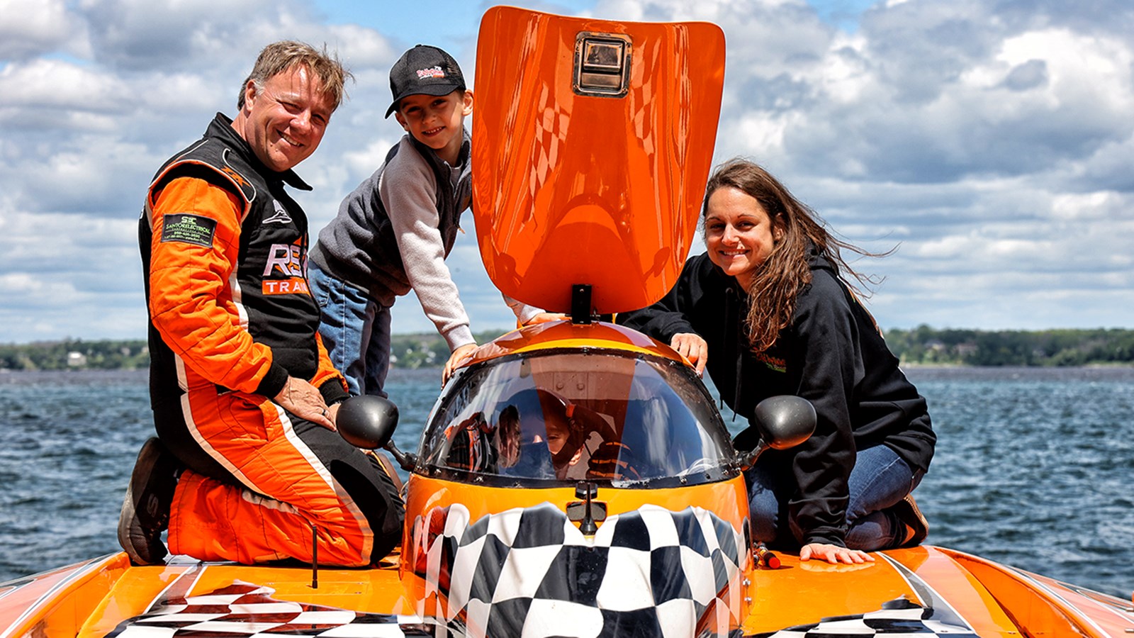 Le pilote Patrick Haworth de l'Équipe Bad Influence prend la pose avec de jeunes admirateurs Vincent et Tristan et leur maman