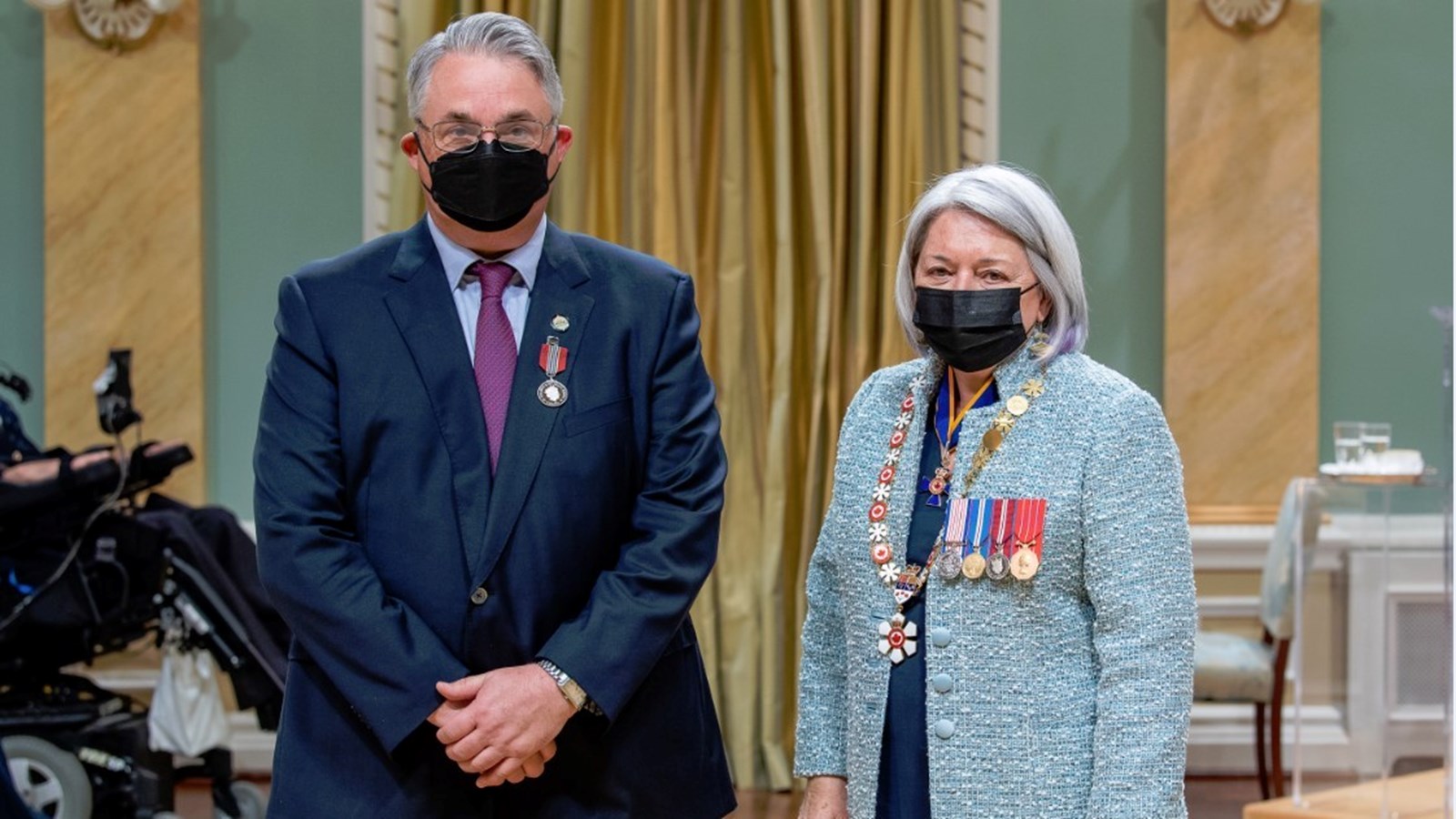 Dominique Bellemare, résident et conseiller municipal de Beauharnois, prend la pose avec Son Excellence Mary Simon, Gouverneure-générale du Canada, lors de la remise 