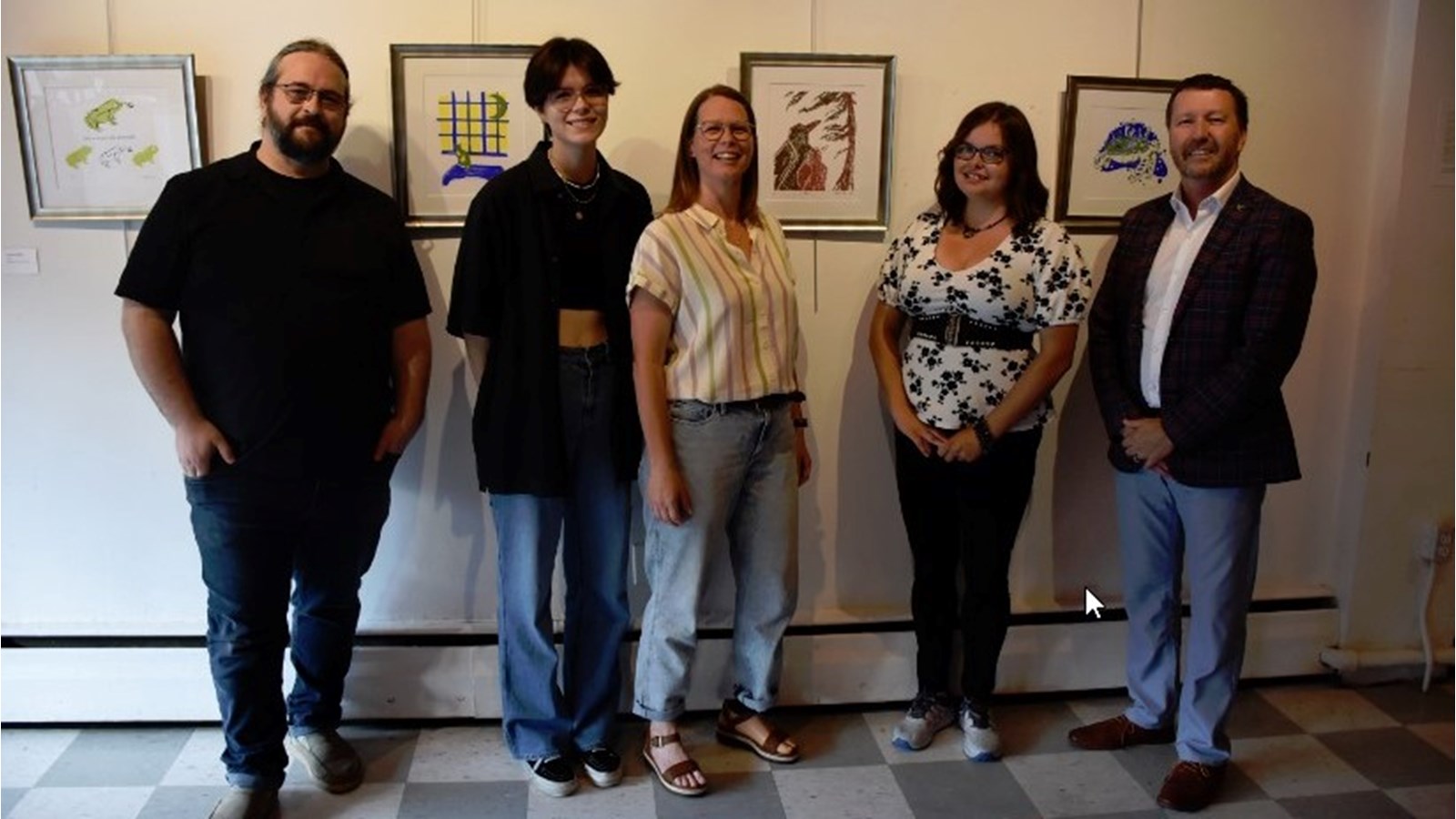 Sur la photo, on retrouve de gauche à droite: Érick Cyr, professeur en Arts visuels au Cégep de Valleyfield, Elena Taillefer, finissante en Arts visuels, Mélanie Leduc, finissante en Arts visuels, Sabrina Vachon, étudiante en Arts visuels et Marc Rémillard, directeur général du Cégep de Valleyfield