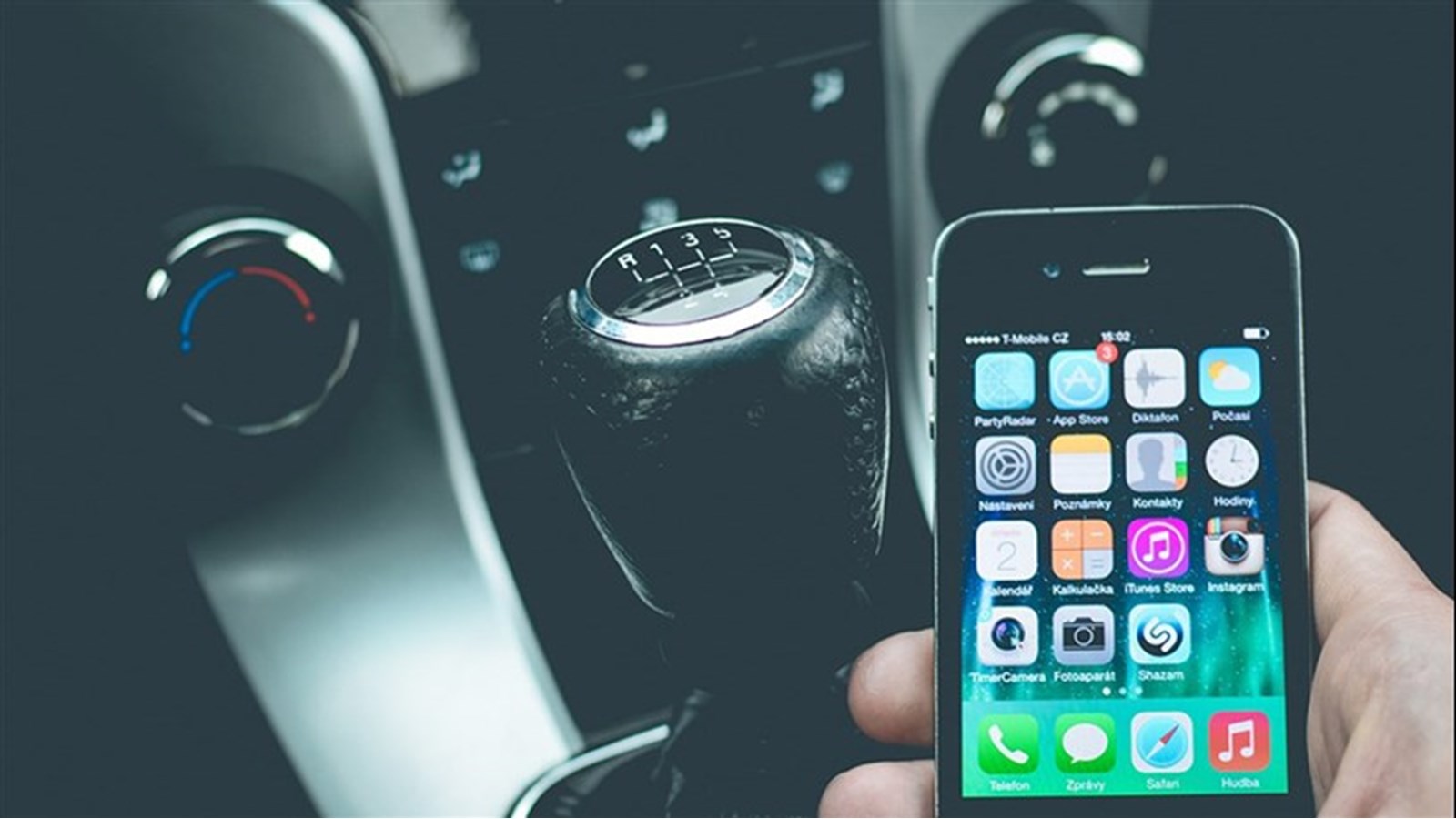 Dans le cadre du message qui est livré aux automobilistes, on rappelle que l’utilisation d’un cellulaire au volant est passible d’une amende de 494 $ pour le conducteur fautif et entraîne par ricochet l’attribution de 5 points d’inaptitude à son dossier de conduite.