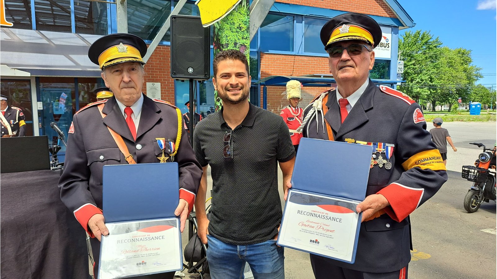 Les membres de la Garde Champlain, soit à droite le lieutenant-colonel Gaétan Prégent et à gauche le major Rolland Therrien ont été récompensés pour leur 50 ans de service au sein de ce regroupement. Ils prennent la pose avec le maire Miguel Lemieux.