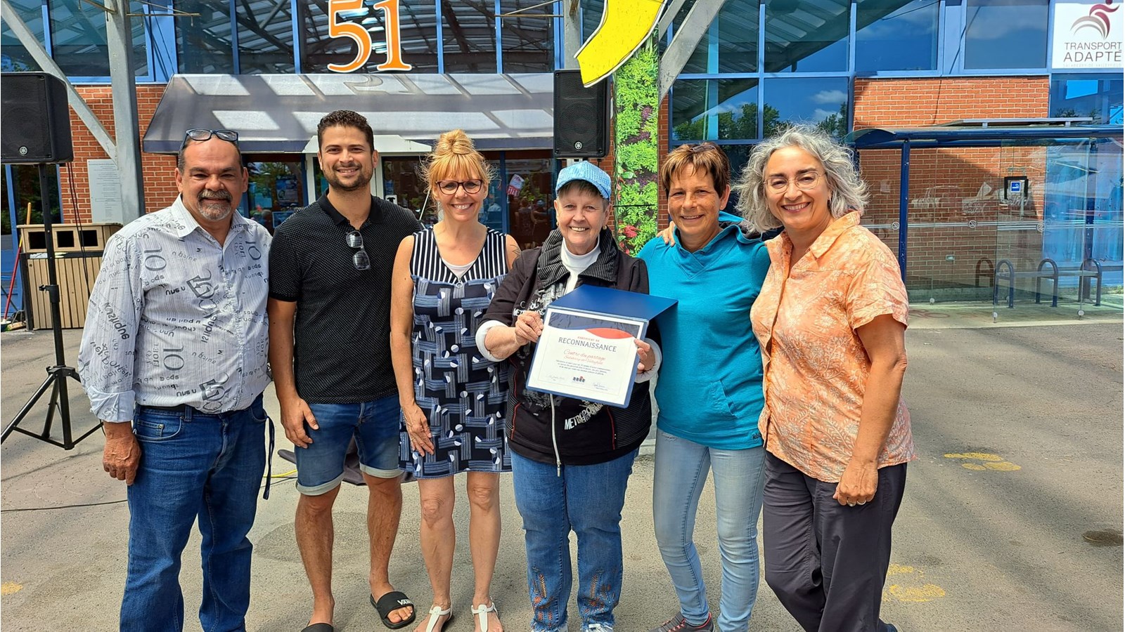 Les représentants du Centre du partage de Salaberry-de-Valleyfield étaient aussi heureux de cette reconnaissance. Ils prennent ici la pose avec le maire Miguel Lemieux, la conseillère municipale France Chenail et la députée fédérale de Salaberry-Suroît, Claude DeBellefeuille.