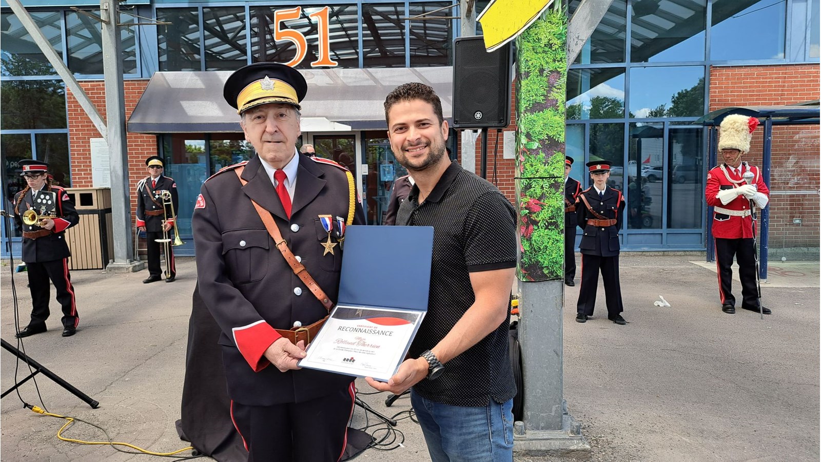Rolland Therrien, major au sein de la Garde Champlain a reçu un certificat honorifique des mains du maire Miguel Lemieux
