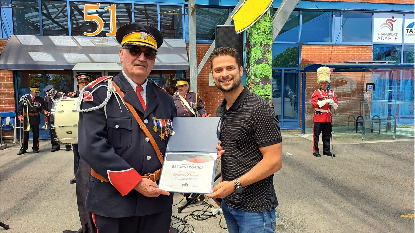Gaétan Prégent, lieutenant-colonel au sein de la Garde Champlain a reçu un certificat honorifique des mains du maire Miguel Lemieux