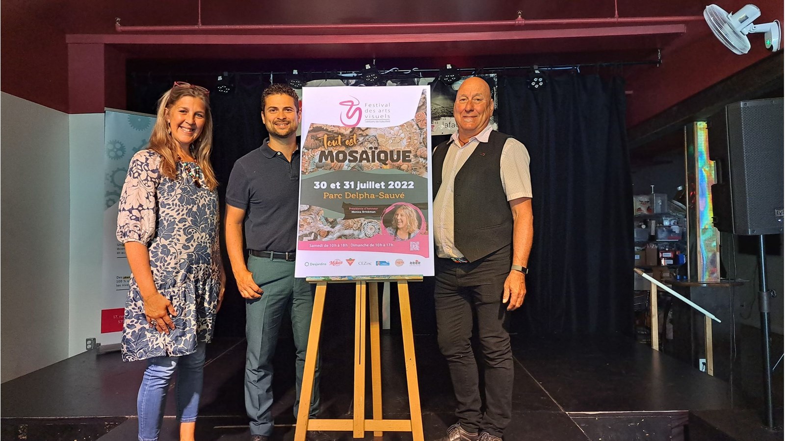 La présidente d'honneur, Monika Brinkman pose aux côtés du maire Miguel Lemieux et du Coordonnateur à la vie culturelle à la Ville de Salaberry-de-Valleyfield, Pierre Crépeau