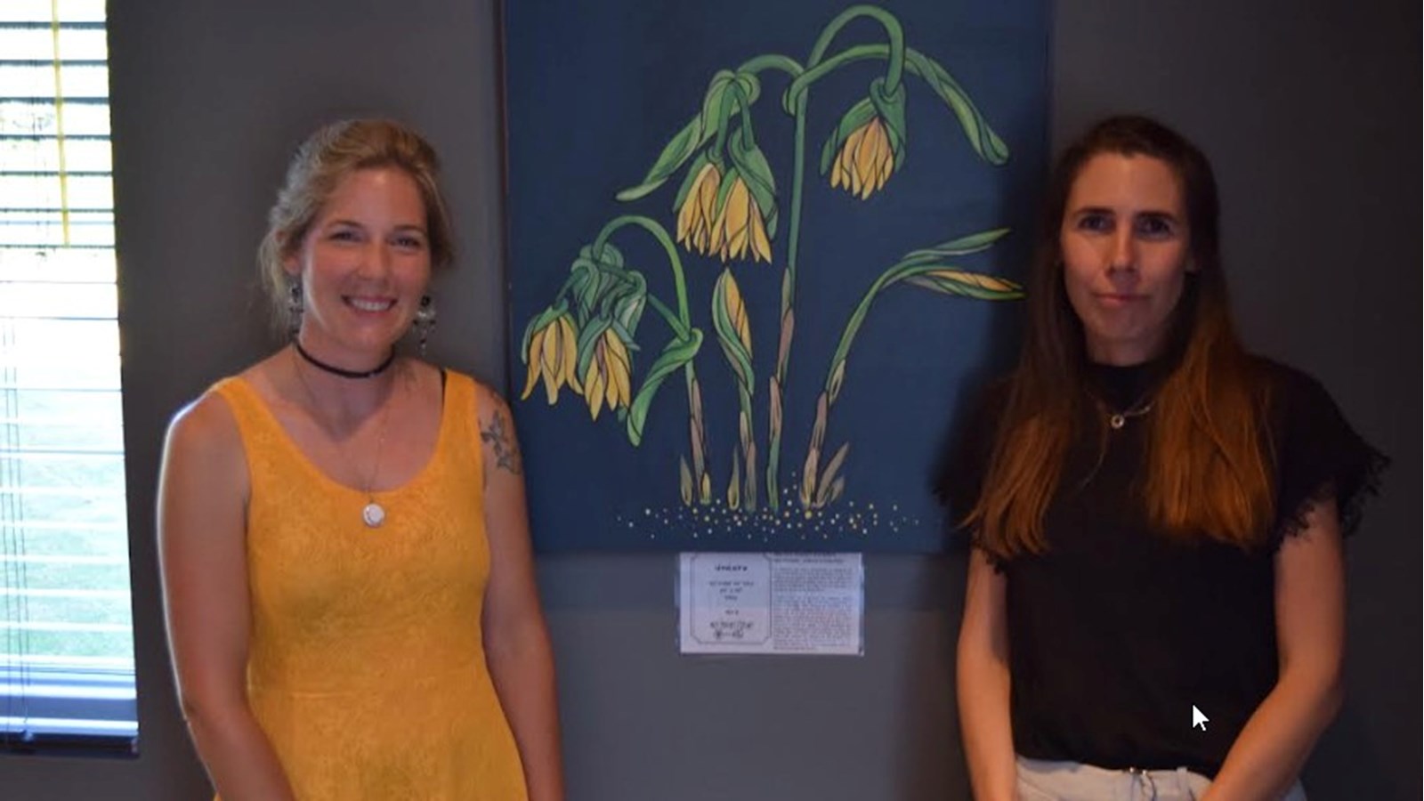 L’artiste Audrée Bourdeau et la coordonnatrice au développement culturel de la MRC de Beauharnois-Salaberry Tania Perlini, photographiée avec le tableau « Uvulaire »