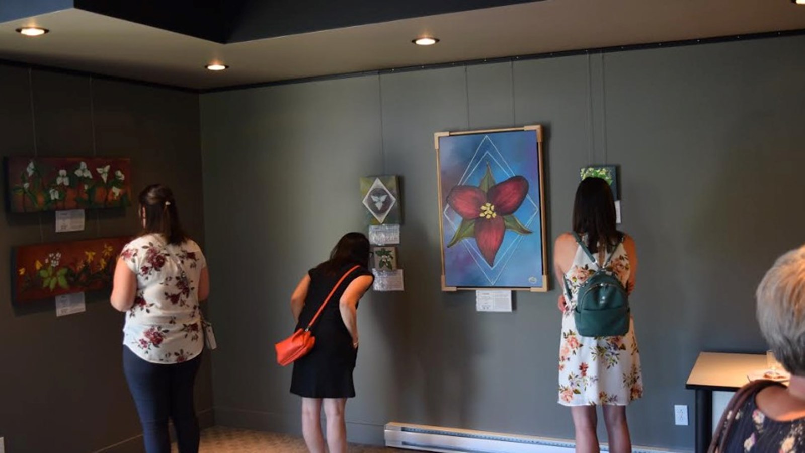 L’exposition présente des œuvres peintes sur toiles et d’autres, peintes sur bois