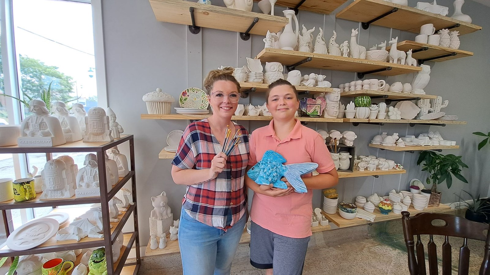 Maude Bouthillier, la propriétaire du Création café peut compter sur l'aide de son fils Xavier à sa boutique du 31 rue Alexandre