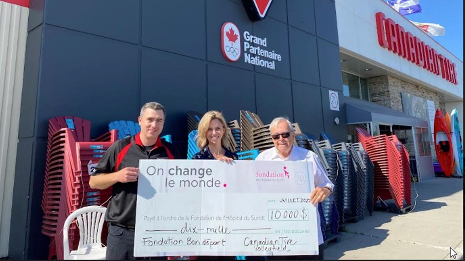 Dominic Choinière, directeur générale du Canadian Tire de Salaberry-de-Valleyfield,
Michèle Cyr-Lemieux, directrice générale de la Fondation de l'Hôpital du Suroît et
Michel Choinière, marchand propriétaire, Magasin Canadian Tire de Salaberry-de-Valleyfield ont pris la pose lors de la remise du chèque
