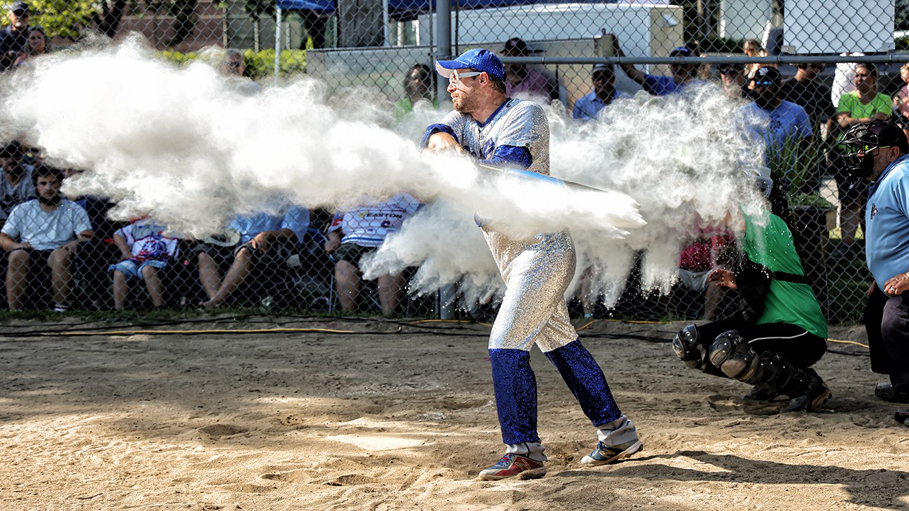 Arborant une combinaison colorée comme Elton John, un membre des 4 Chevaliers a pourtant juré ne plus consommer de stupéfiants. Sa batte de baseball a pourtant révélée autre chose pendant la partie  