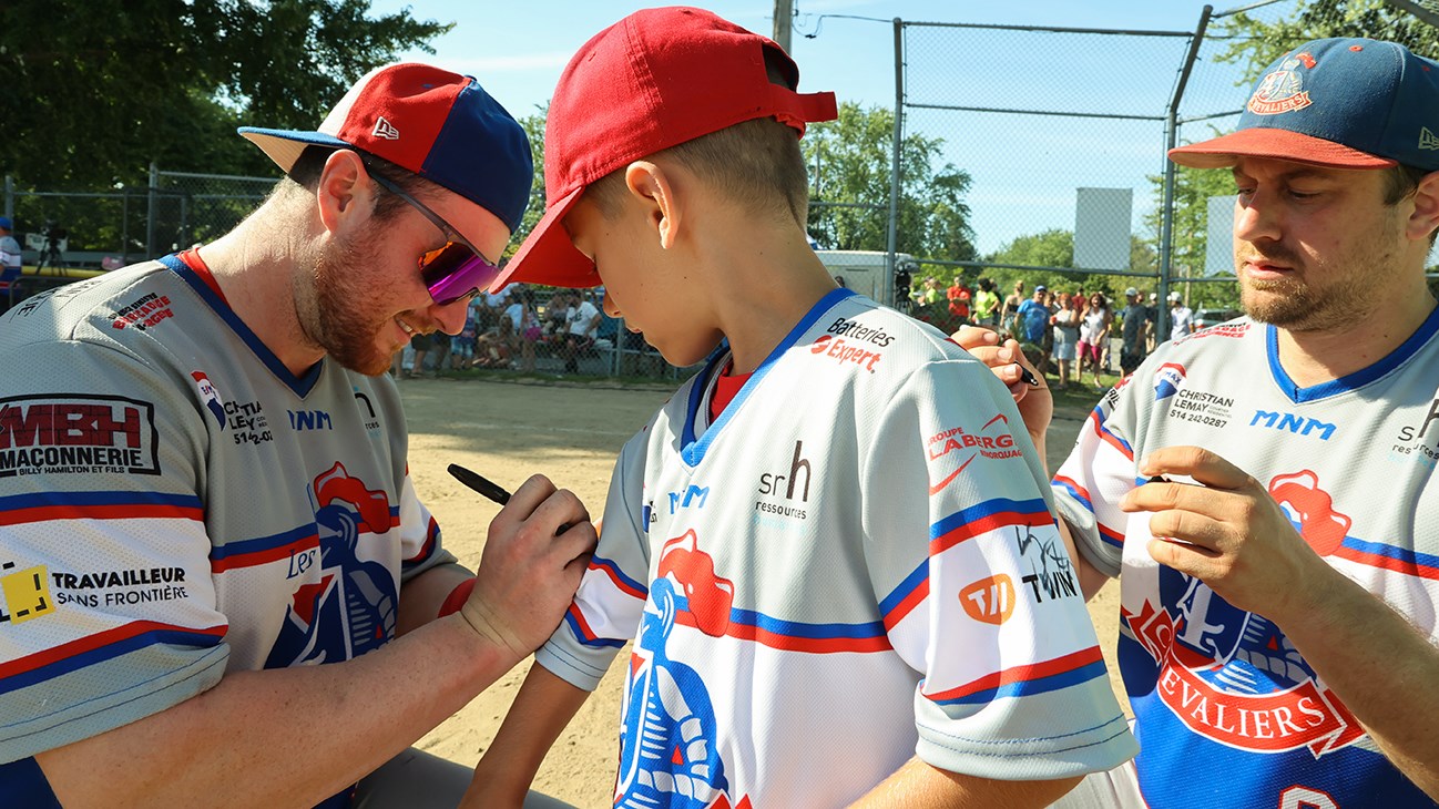 Un jeune citoyen de Saint-Clet a fait autographier son maillot par les 4 Chevaliers à la suite du match 