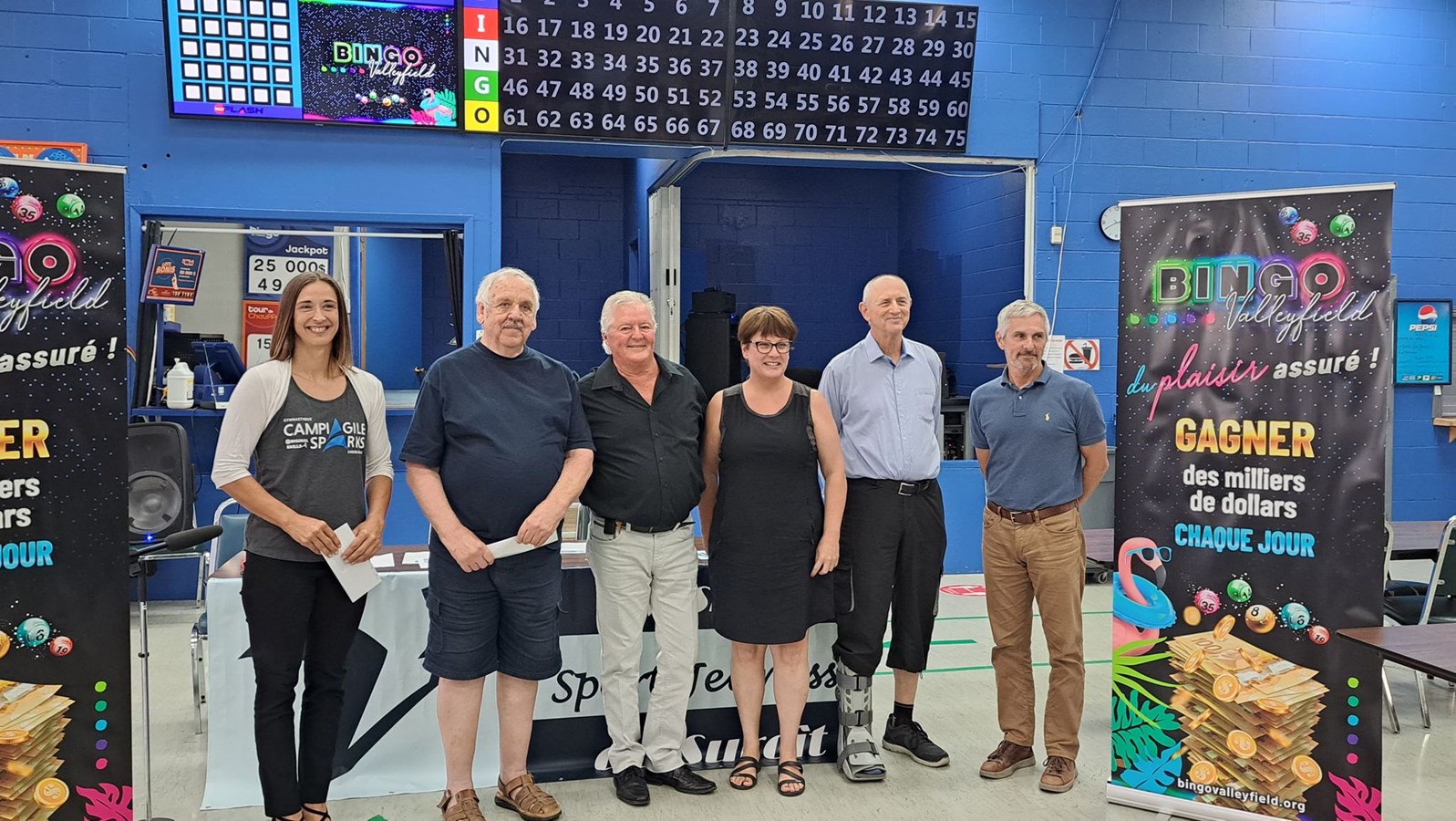 Les représentants de CampiAgile, le Sapin du Bonheur, Triathlon Valleyfield et du Centre multidisciplinaire de la Cité-des-Jeunes prennent la pose avec Richard Mercier, président et Gaston Morand de Vision Sport-Jeunesse du Suroît