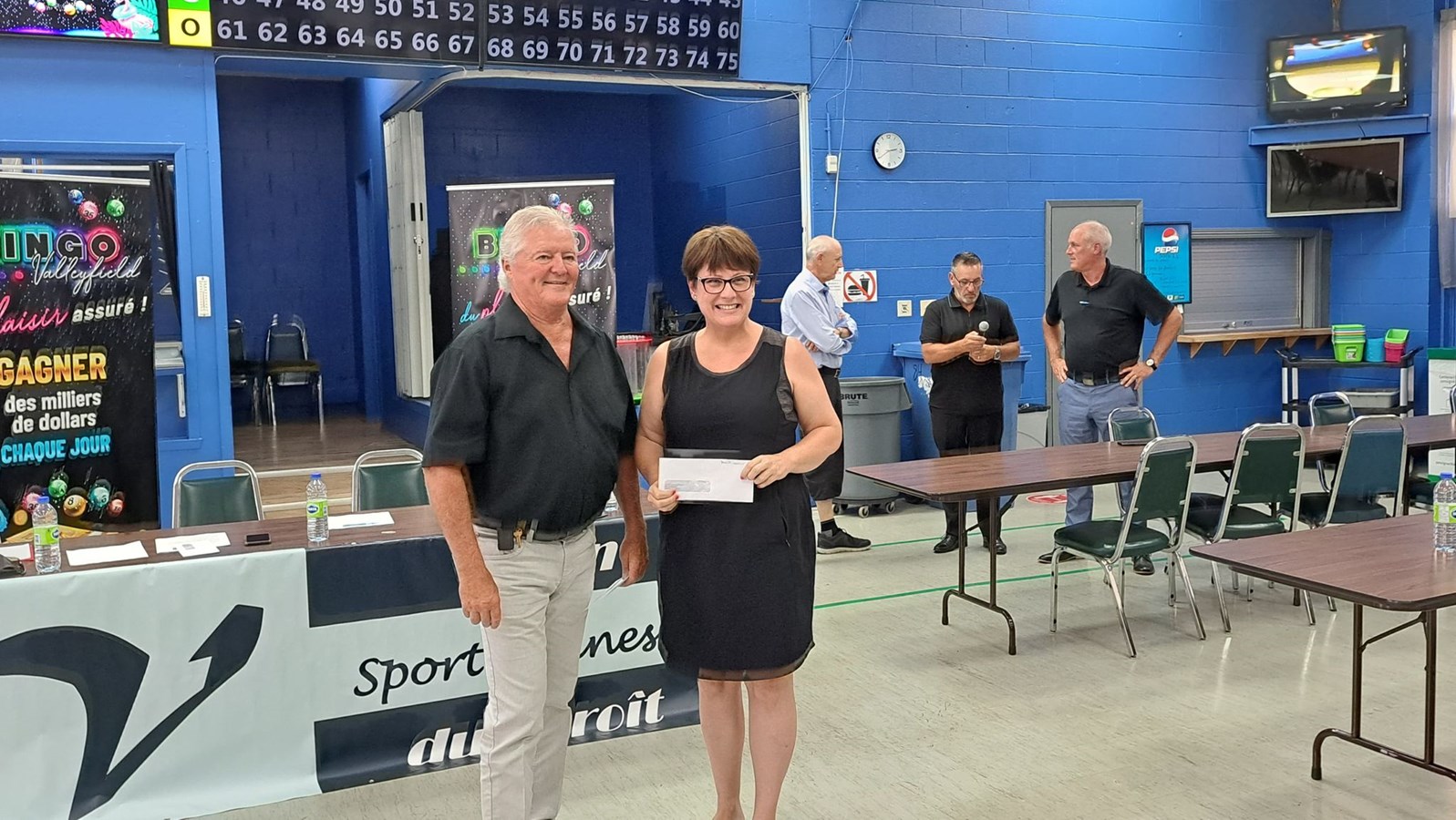 Brigitte Asselin, représentante de Triathlon Valleyfield reçoit le chèque des mains de Richard Mercier, président de Vision Sport-Jeunesse du Suroît